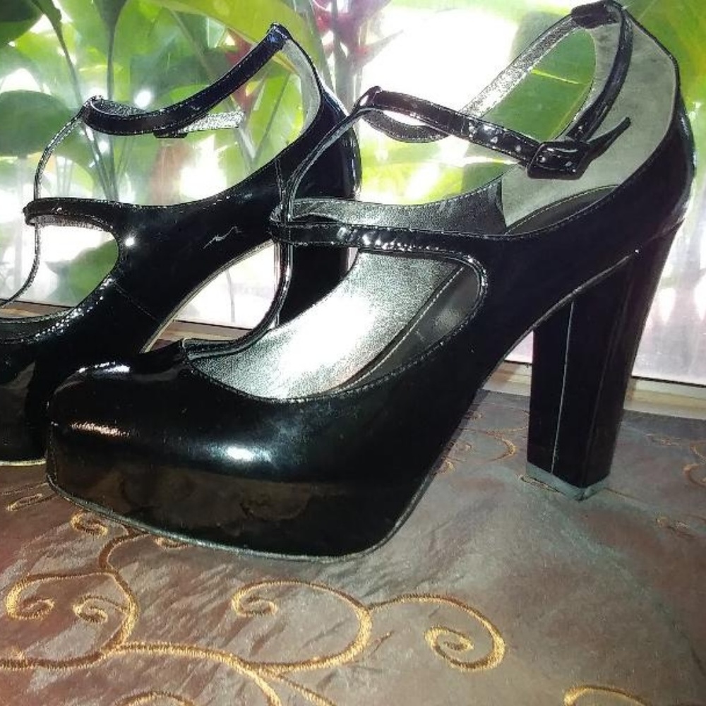 Via Spiga Black Patent Leather Heel